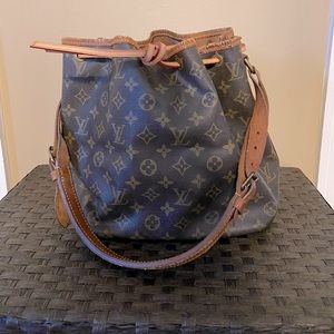 LOUIS VUITTON Monogram NOE Petit Bucket Bag